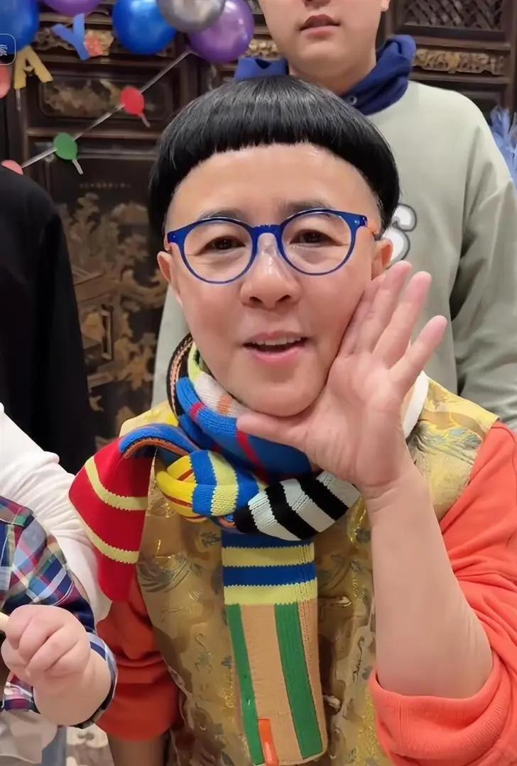 将近60岁的刘纯燕，也是陪伴咱们长大的金龟子，月赚8900元的退休金，每隔20天