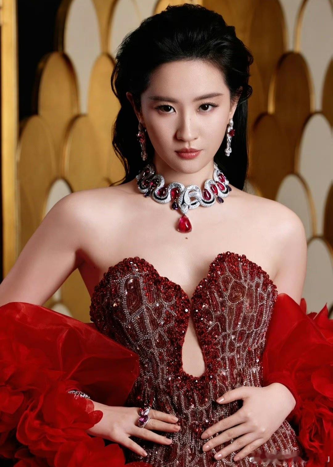 #金鹰奖删除刘亦菲入围资格#有网友提出疑问，如果金鹰奖参评标准有限制，那刘亦菲为