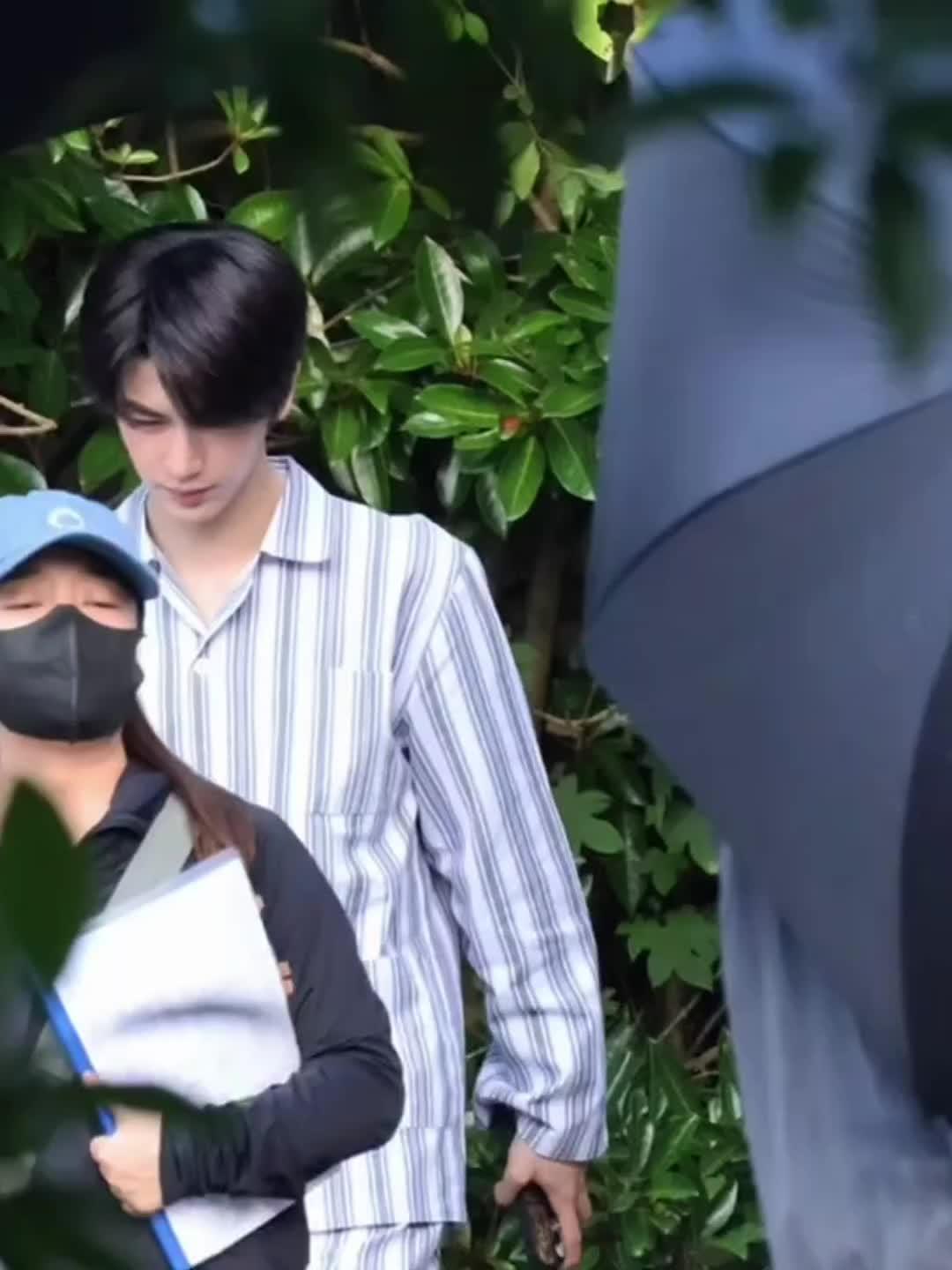 哈哈谁家亲子装是病号服啊 ！！ 王楚然突然降凌
