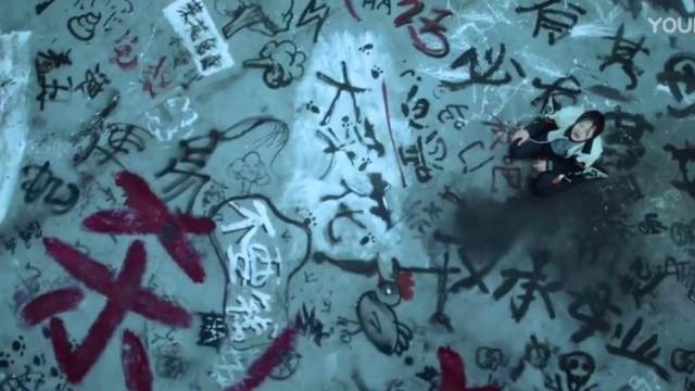 “你喜欢海风咸咸的气息，你说人们的骨灰应该撒进海里”，歌声低沉幽咽，将那种对世界的告别与心灰意冷演绎