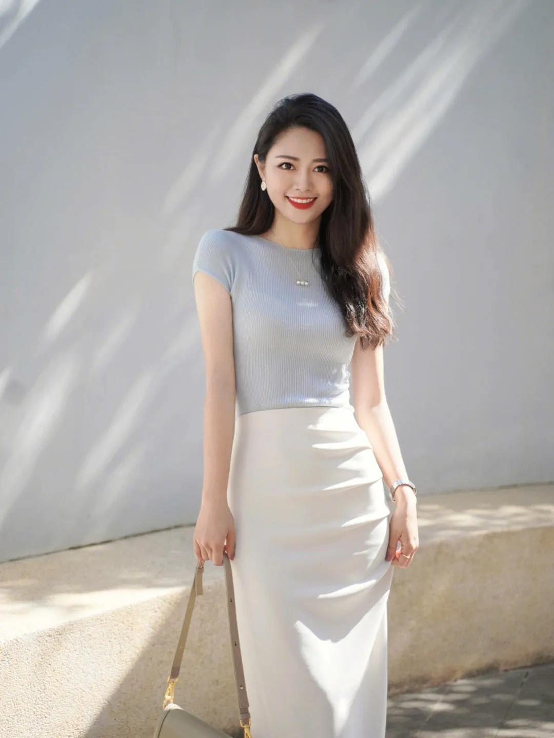 同事小刘离婚了。
离就离吧，当今社会离婚也没有什么大不了的，也算是正常现象。
小