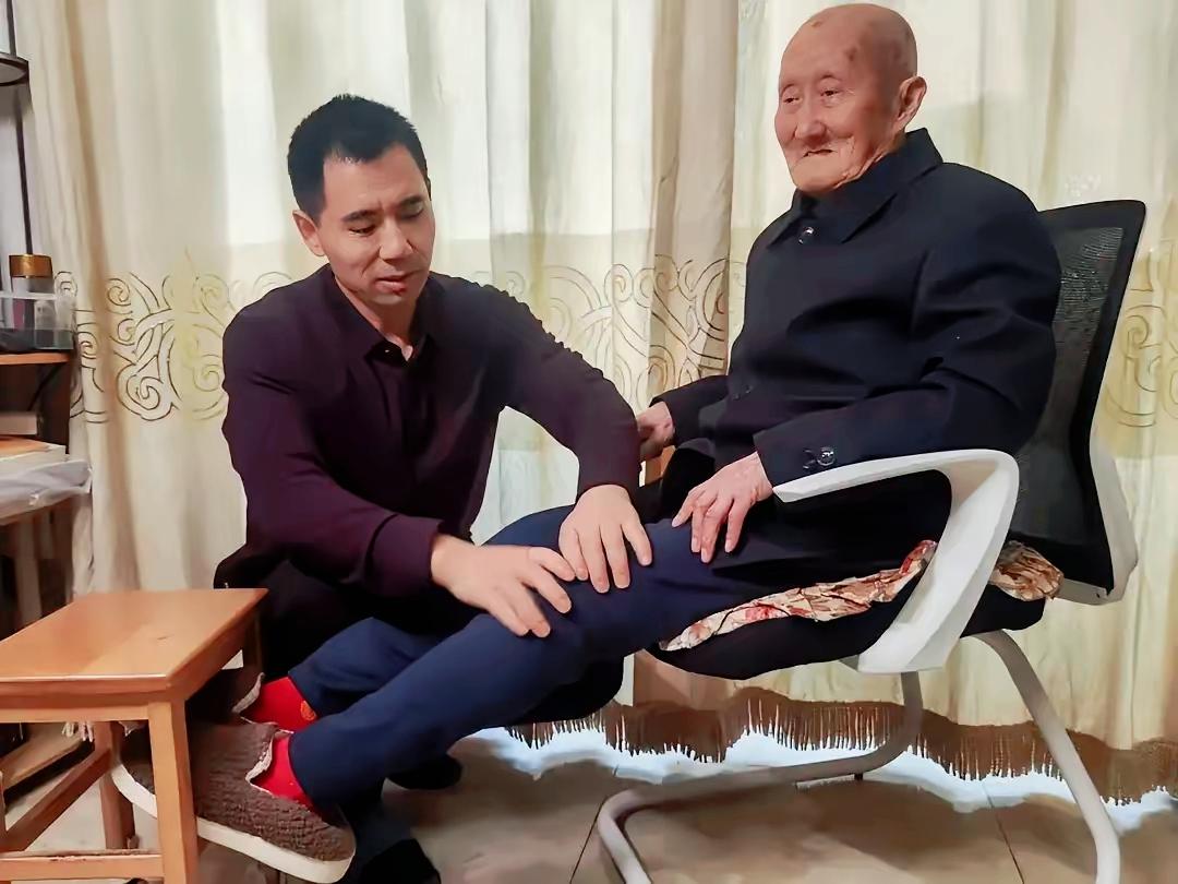 内蒙古一光棍收养两个月大男婴，含辛茹苦把他养大，40年后，男孩当上了武警上校军官
