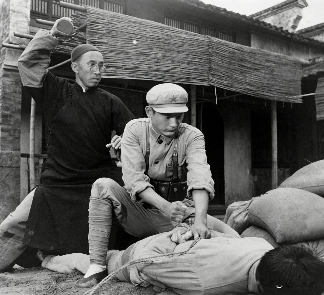 1976年1月份上映的电影《难忘的战斗》，距今已有50年了，电影的剧情早已迷糊，