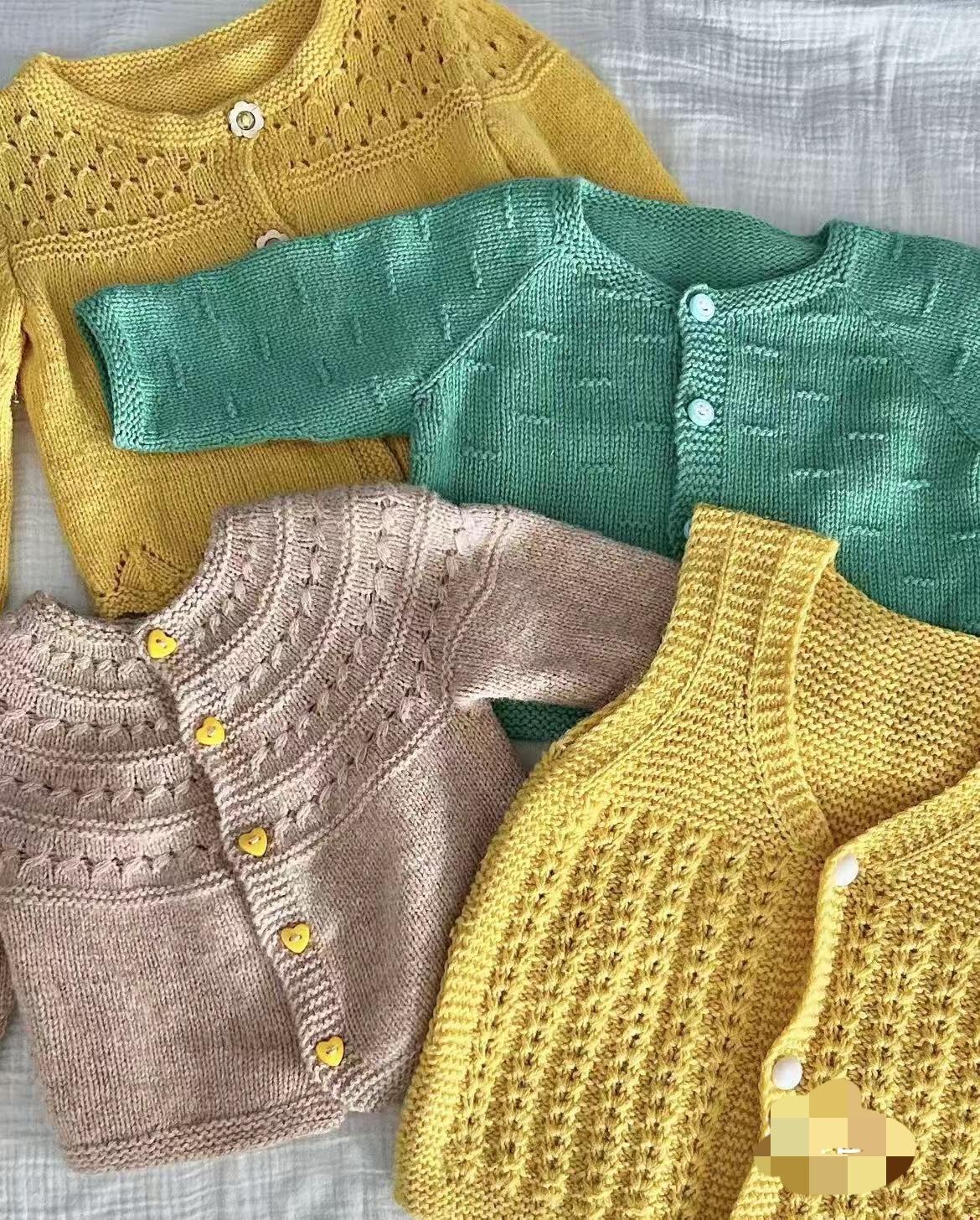 在网上看到儿媳嫌婆婆手织毛衣太寒碜！
老太太兴冲冲送来亲手织的娃衣裳，被媳妇怼颜