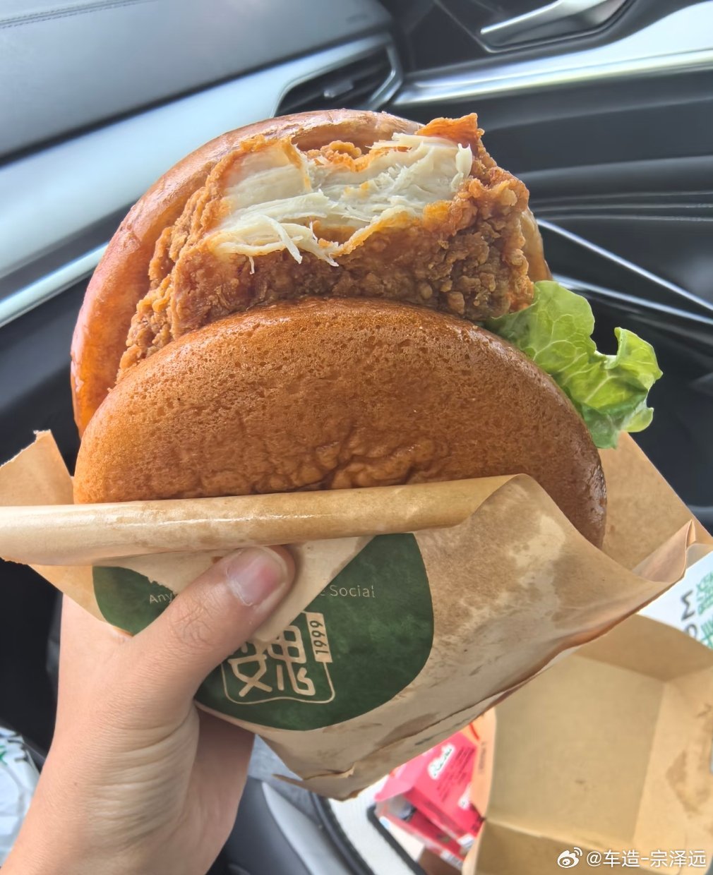 魏家凉皮汉堡终于被发现了我每次馋汉堡都去魏家凉皮图一左边魏家凉皮右边麦当劳，一目