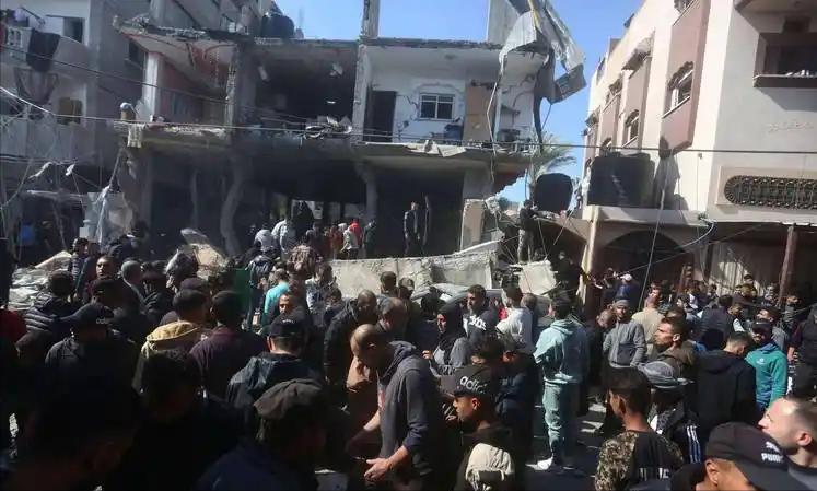 停火倒计时不足24小时！美伊谈判还没开始，美军直接动手抢船。三艘航母压境，中东局