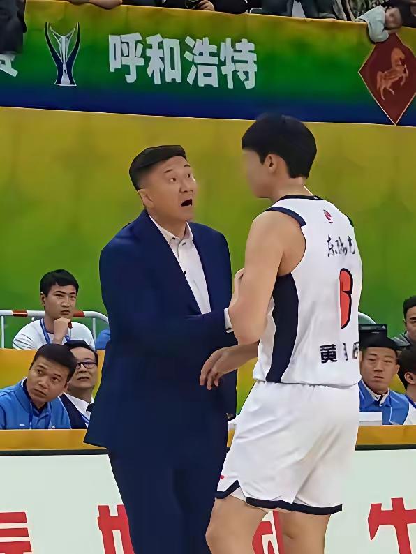 黄明依还有没有培养价值？
杜峰骂过他，亚帅才第二场比赛，也开始骂他了，原因就是抢
