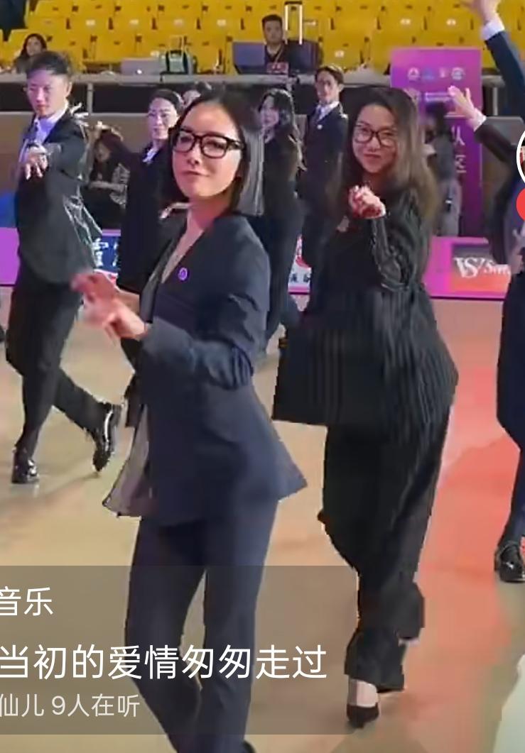 拉丁舞裁判都很有实力。
随便搜索了一位裁判的资料，李紫薇，戴眼镜这个姑娘，就看拿
