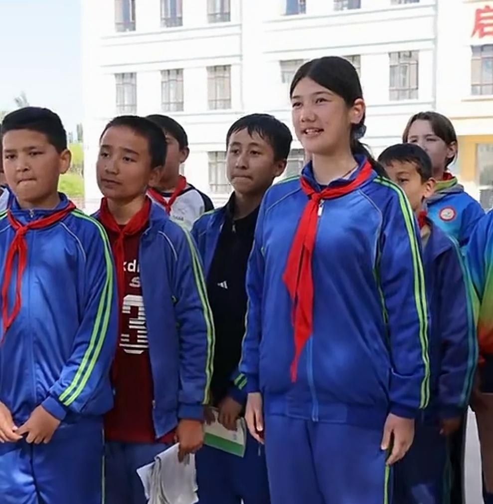 迪丽努尔•吐尔逊江

迪丽努尔凭着勤奋刻苦，
考入了新疆财经大学。

她如饥似渴