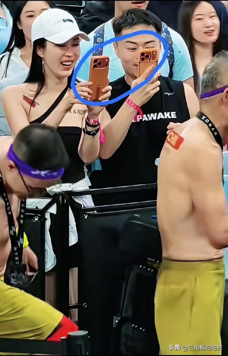 这样的事情发生在两位姓王的男人身上。
拼命的训练，裸露上衣。
向众人展示自己的肌