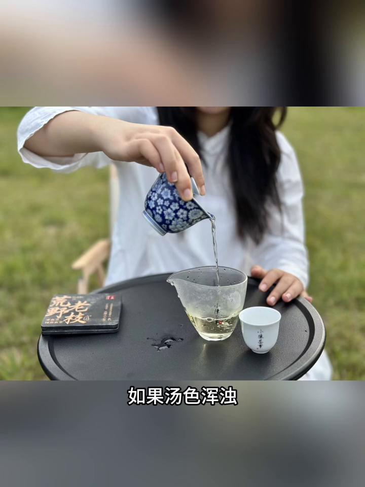 白茶记住3不喝。
·一、不喝外观颜色黢黑的白茶。白茶是六大茶类中工艺最简朴的，不