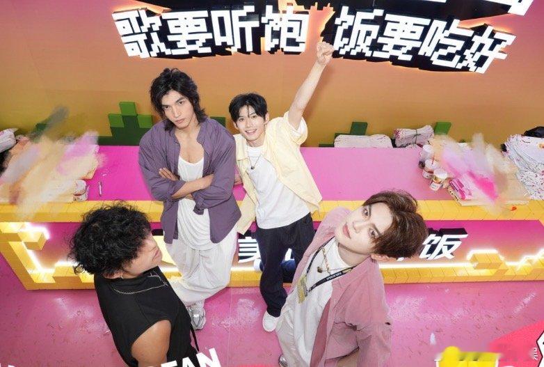 建议音乐节都按照这个标准卷起来本以为我是去听音乐的，结果被帅哥博主反手圈粉…现在