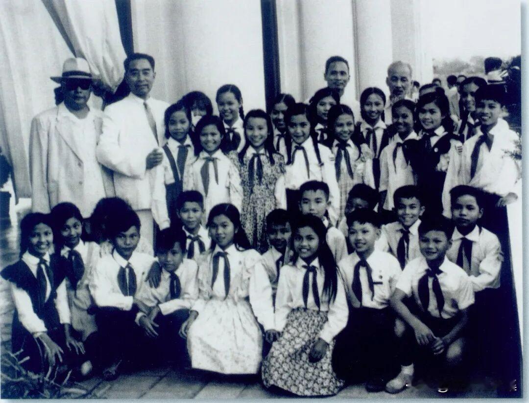 【周总理历史上的今天——5月13日】
1960年5月13日晚，越南民主共和国主席