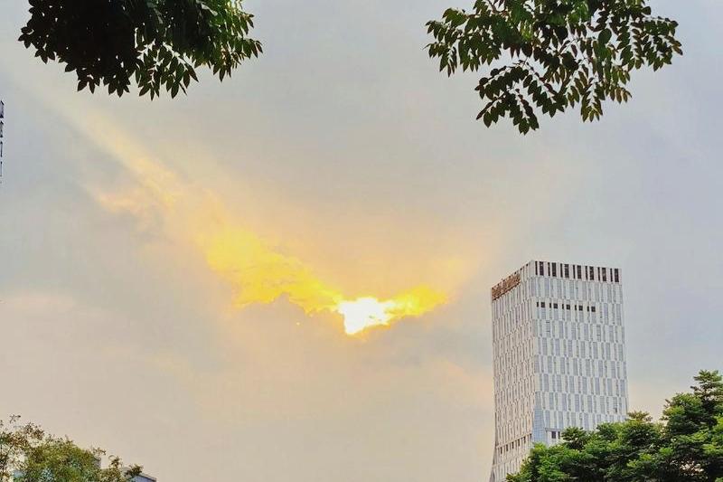 致所有创业人：
我们不是老板，是不肯认输的普通人，
在烟火气里拼尽全力，哪怕一路