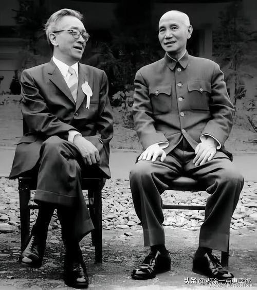 这两个人成何体统，和校长拍照，一个敢跷二郎腿，一个脖子歪着，还没有校长站的端正，