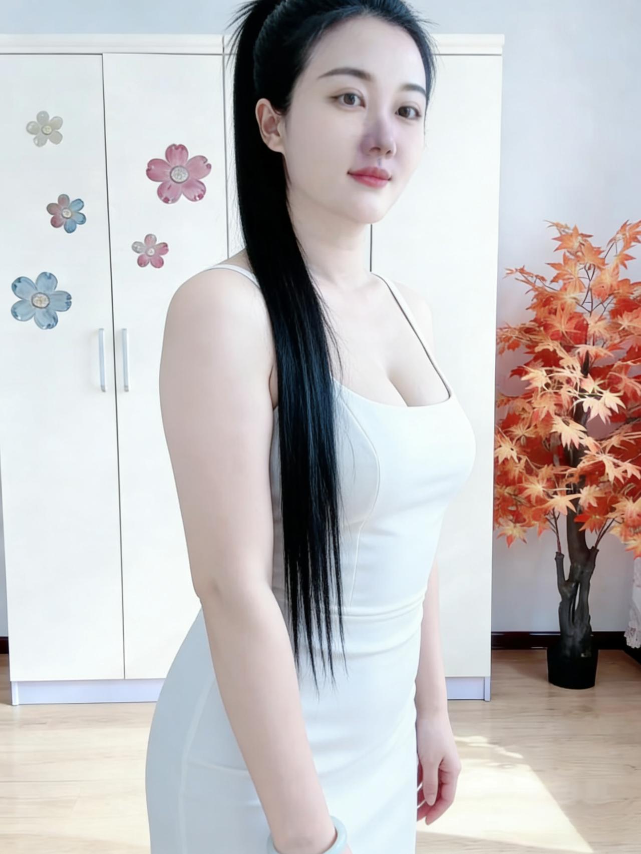 白裙吊带淡抹妆，单肩垂发绾清扬。
无端一笑春风起，吹落庭前数点芳。