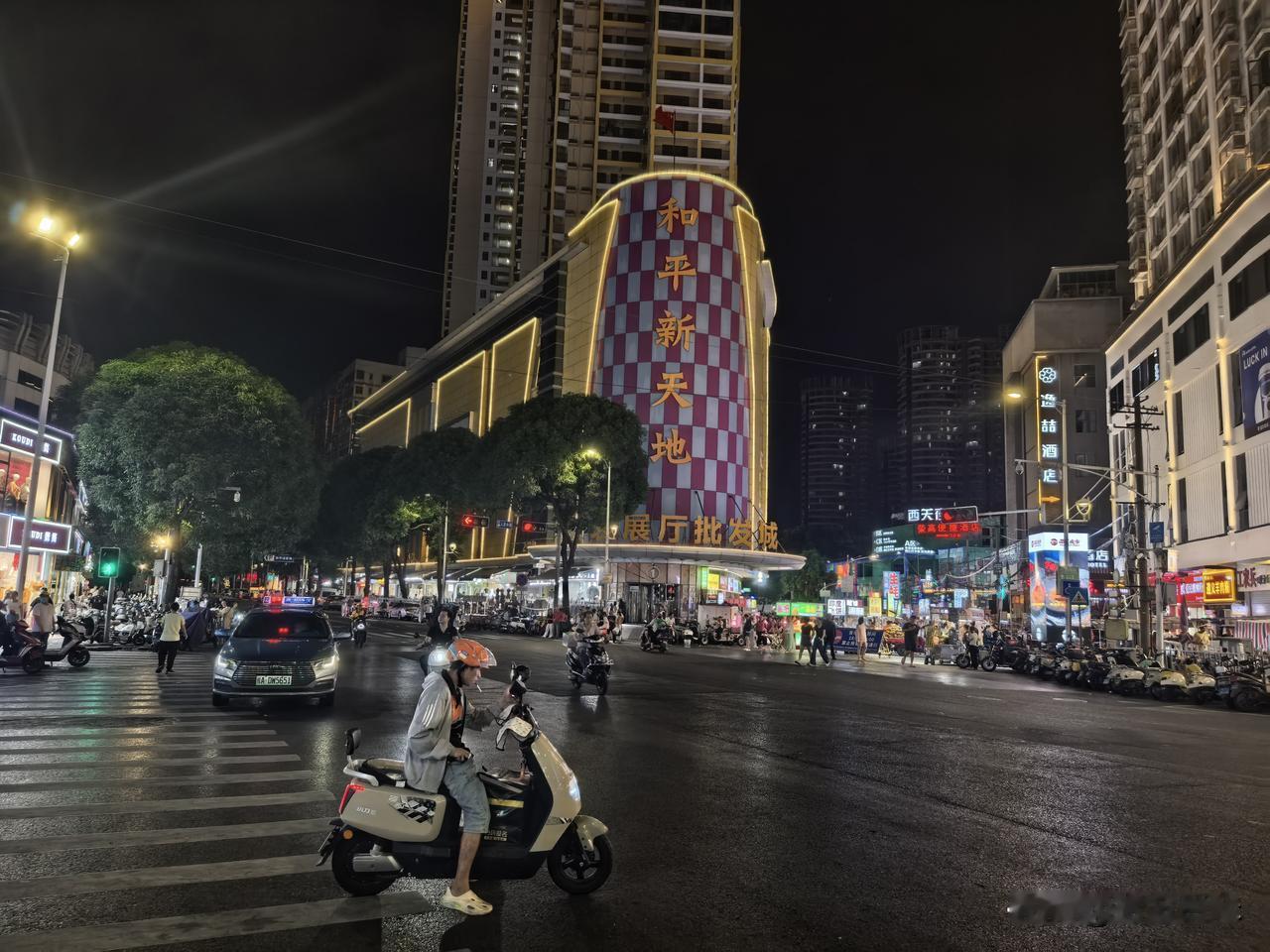 我可不可以这么理解南宁：生活在这座南国绿城里的人是轻松惬意的！
南宁并不像北京、