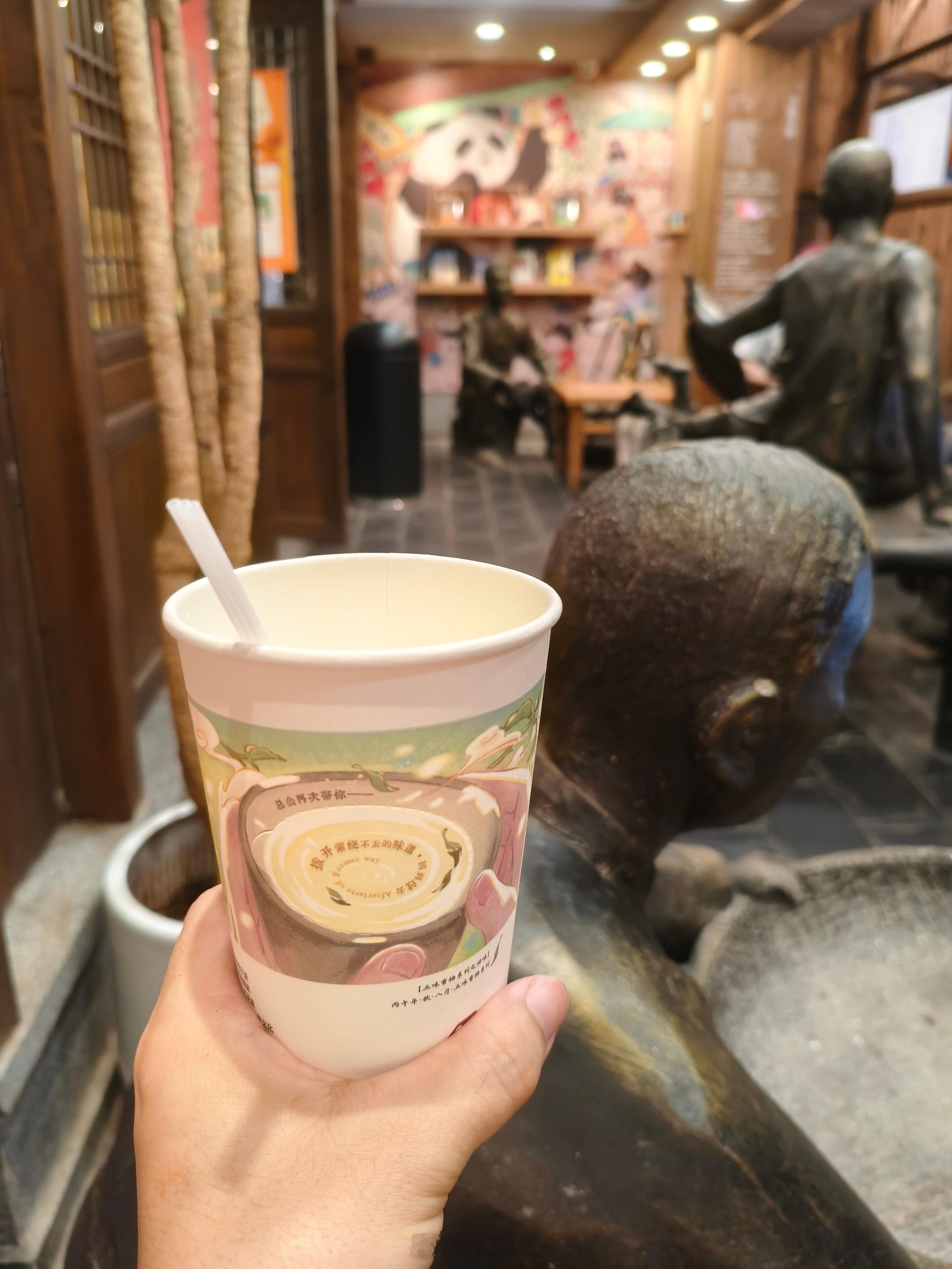 基友请喝茶颜悦色。其实我在长沙真的很少买茶颜悦色，印象中只买过两次吧……其他奶茶
