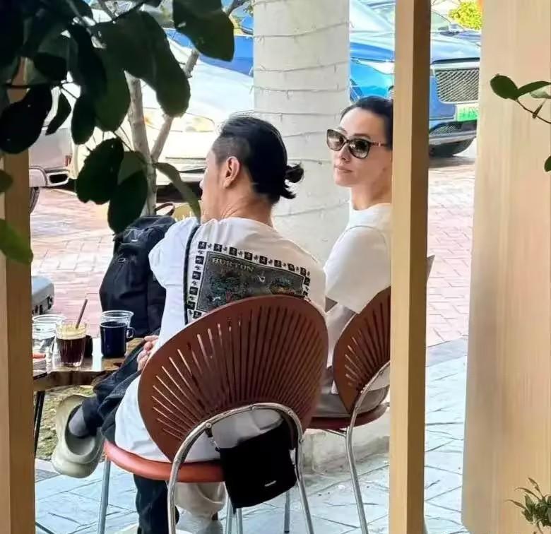 两张照片，两个男人，一段被翻出来反复解读的旧情。
可谁问过，梁洛施自己怎么想？