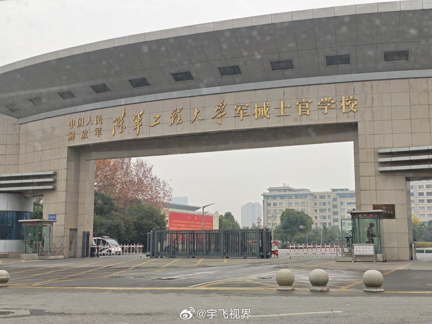 这学校看名字就知道不一般，门口这辆紫色车也很亮眼 武汉