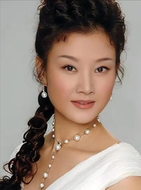 1996 年，宋祖英亲手将年仅18岁的同乡漂亮保姆送进牢狱，对方最终获刑整整十二