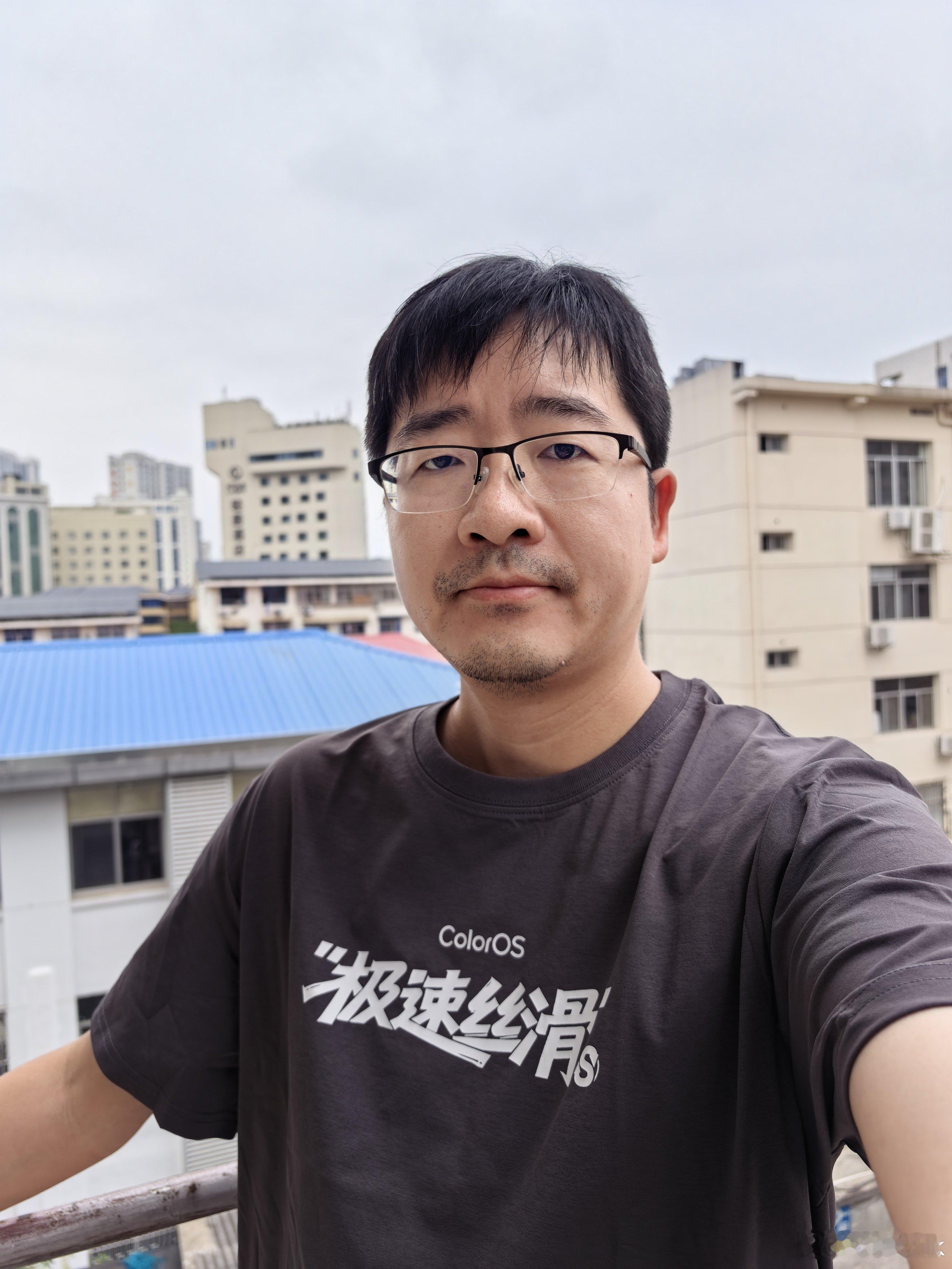 收到了OPPO寄过来的ColorOS和极速拍档联名的T恤，ColorOS极速丝滑