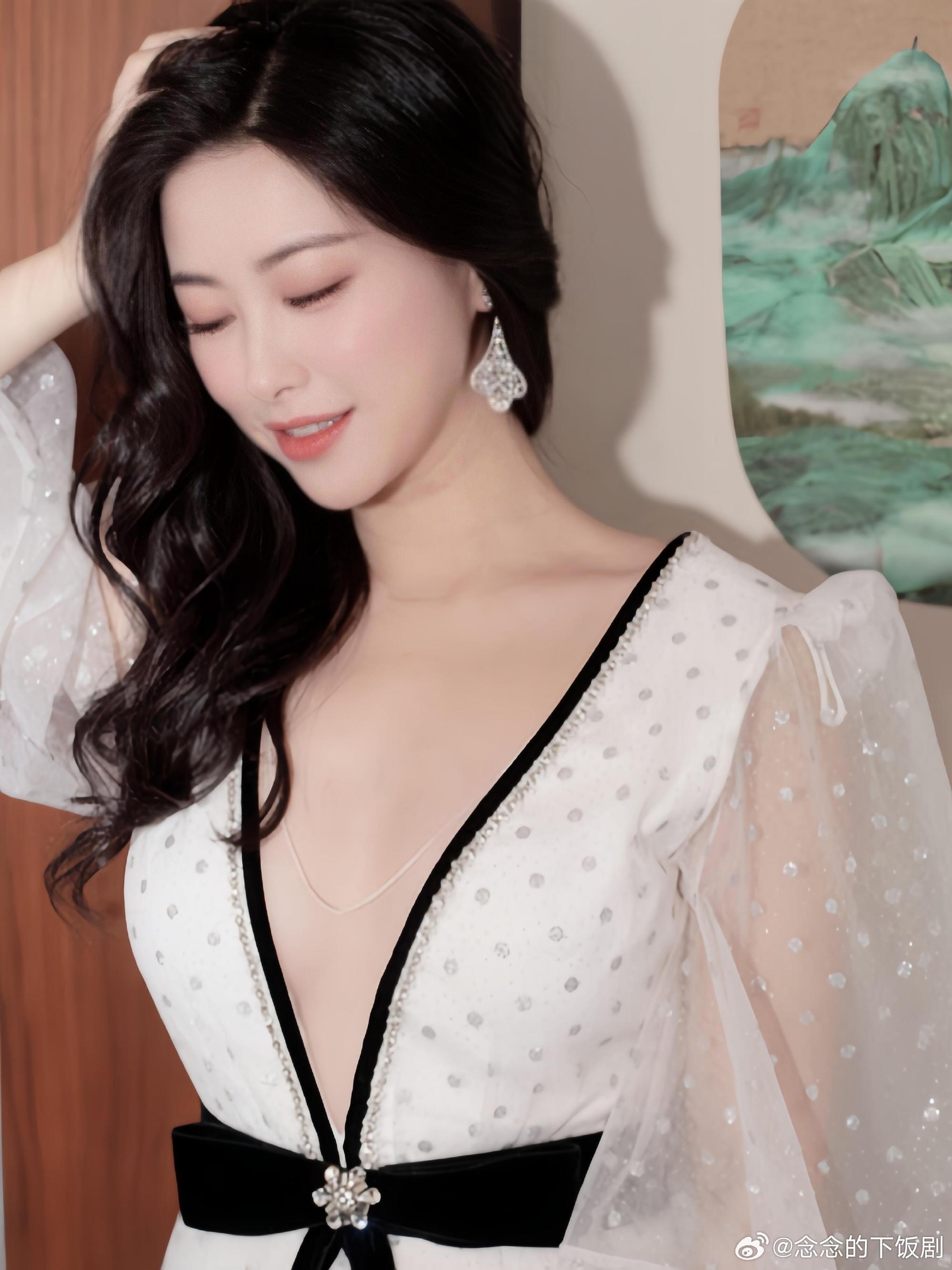 朱珠线下长这样亲眼看到才知道朱珠线下有多绝，整个人气质出众，又优雅又有辨识度，高