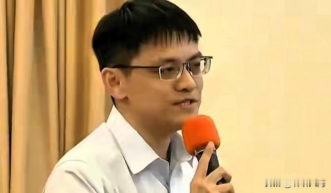 教授提问变作秀？陈方隅霸占话筒近十分钟，问题没一个站得住脚，台下学生心里犯难：教