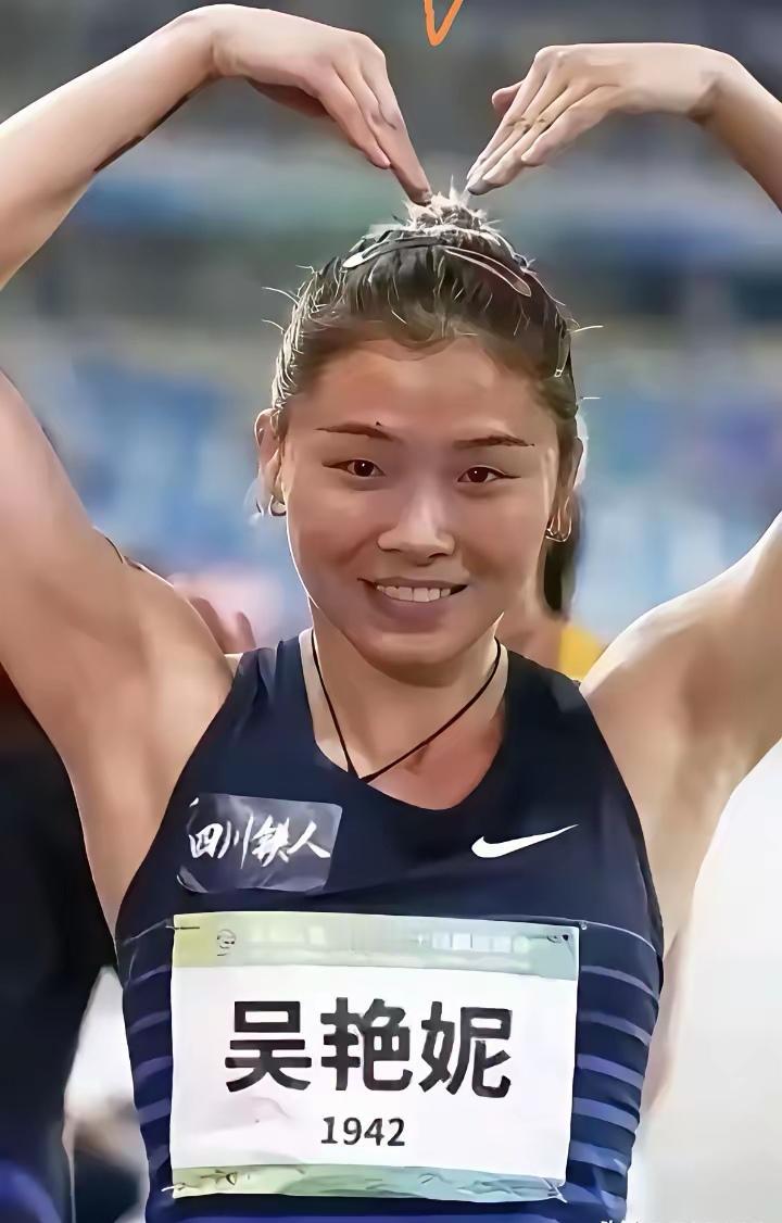 原来没长开的吴艳妮长这样！真的是女大十八变，越变越漂亮。没长开的吴艳妮五官还没有
