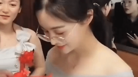 婚礼上被伴娘一眼封神了
刷到这个视频直接被狠狠惊艳！
低眉浅笑的瞬间，温柔感直接