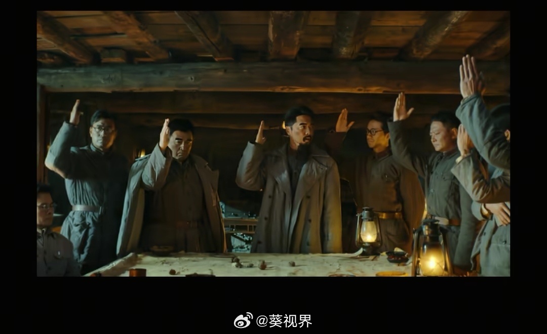 电影《四渡》的宣发和细节真的厉害。这两个镜头有点绝，经过无数次验证，务必要服从提