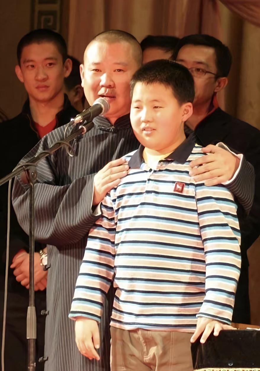 这是郭麒麟小时候，父亲郭德纲带着他上台说相声。那时候曹云金和李菁还没有离开德云社