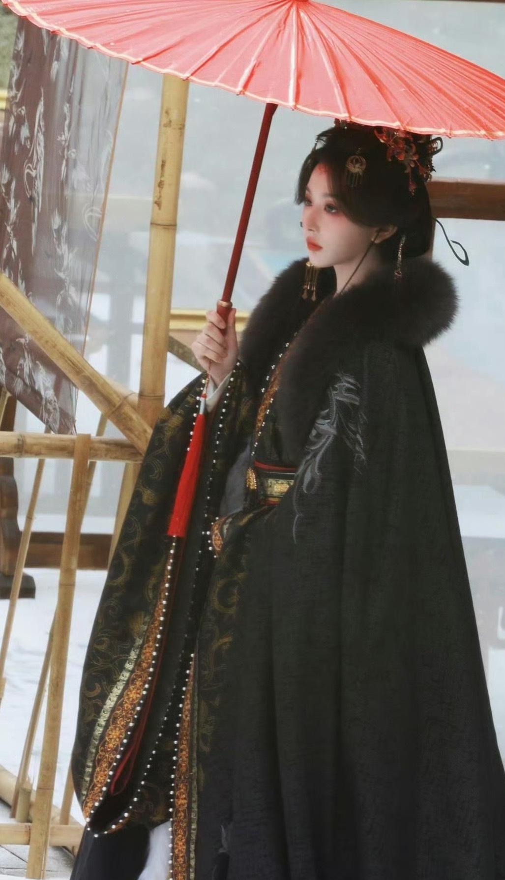 孔雪儿撑伞古风神图出圈！黑红配色太绝，清冷贵气直接焊在脸上
 
孔雪儿又凭一组古