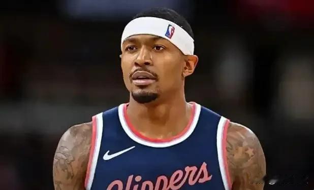 快船官宣:布拉德利比尔赛季报销！髋部骨折，接受手术治疗并且确定赛季报销！据ESP