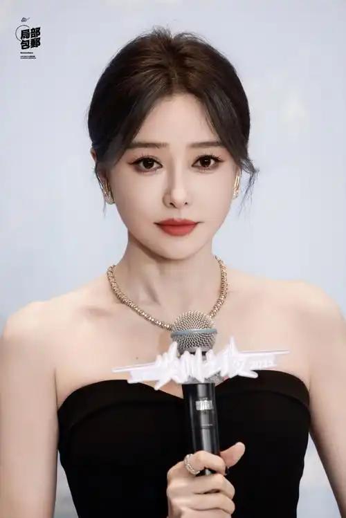 2月27日晚，《亲爱的客栈》第四季播出，秦岚在节目中透露，为改善长期困扰的嗓音问