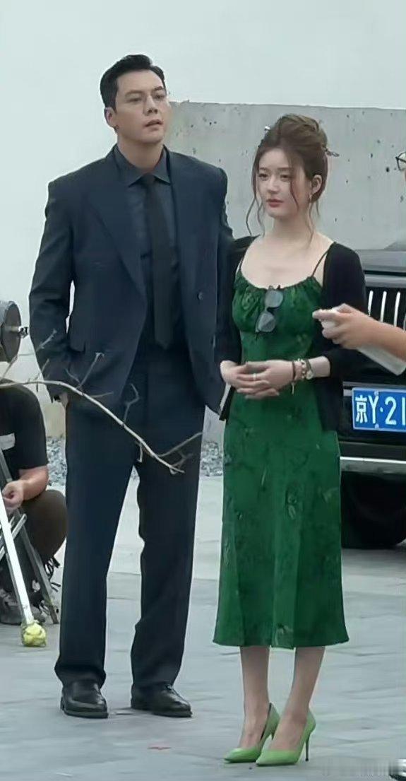 剧组是怎么做到让赵露思一个年轻女孩儿变得这么有少妇感？[开摆][开摆][开摆]陈