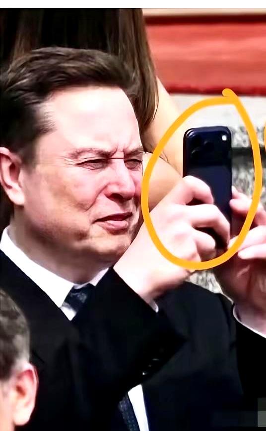 你敢信吗？
马斯克大概率也是拿着水果牌手机，可他居然连个壳都不套。
看着这操作，