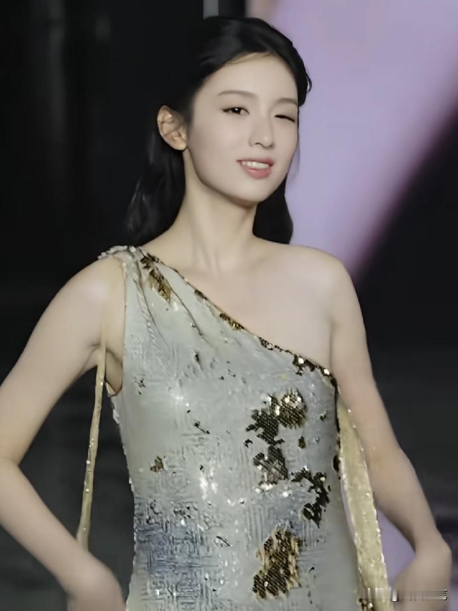 模特这眼睛一眨，估计现场裁判都犯糊涂了。
