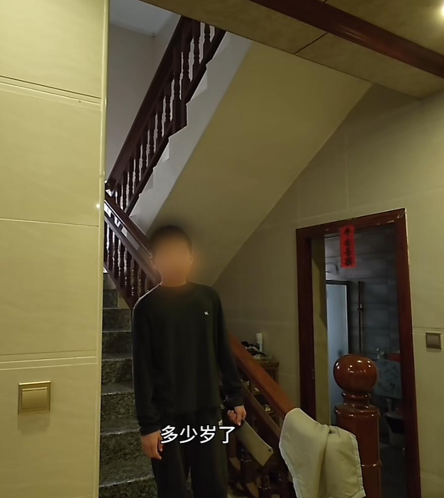 “太气人了！”4月26日，广西，一男子早上上班时，让儿子把衣服晒好，可中午下班回