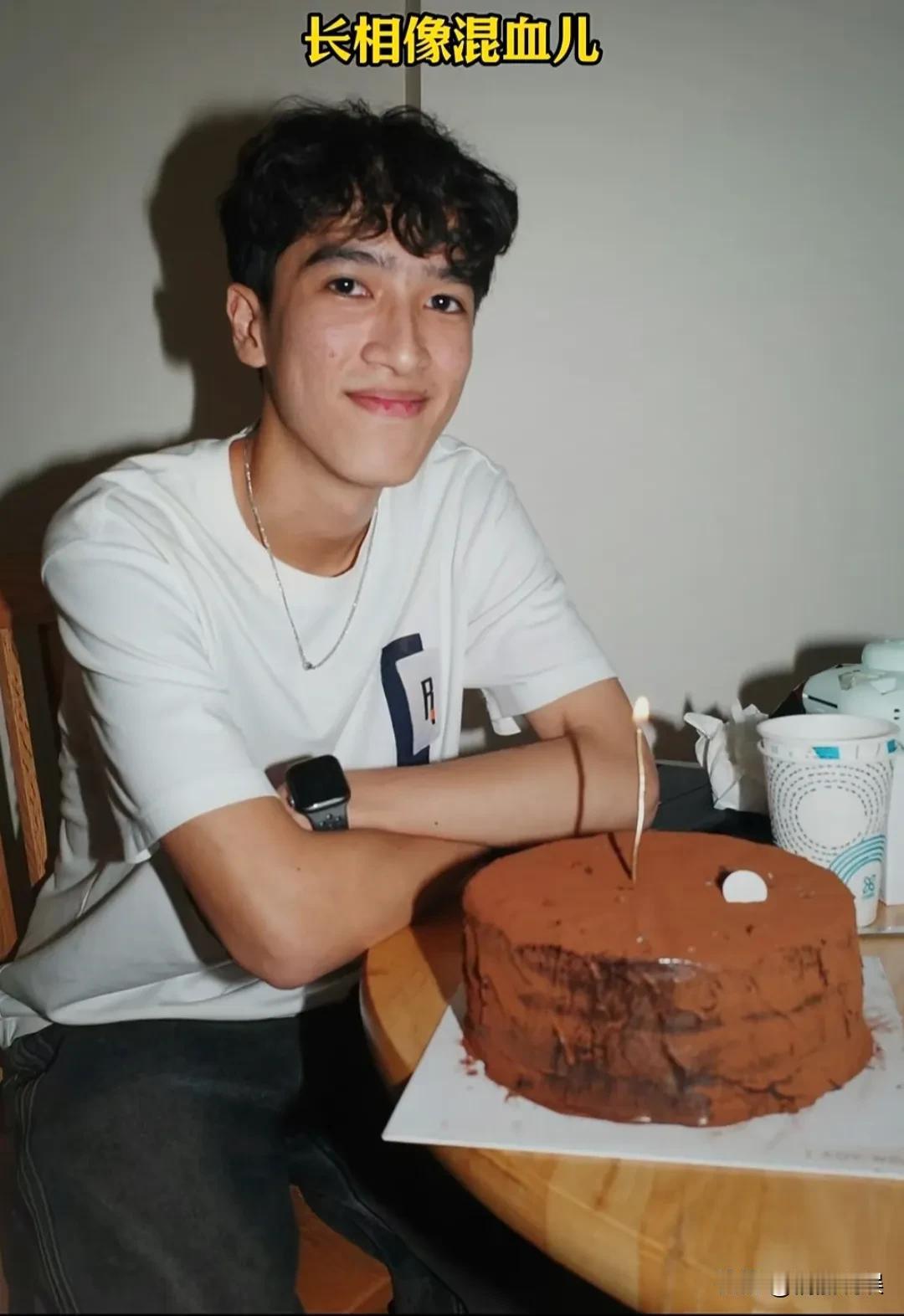 星二代的颜值有时还真像开盲盒啊，摸不准基因要往哪跑。
李克勤和港姐卢淑仪的儿子，