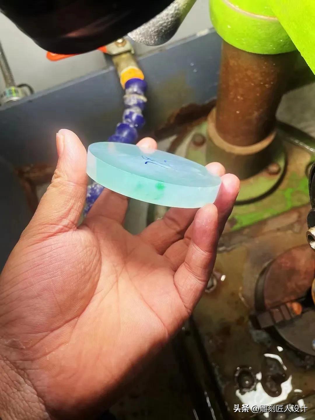 鉴别翡翠的真伪和品质是一个较为复杂的过程，需要综合多方面的因素进行判断。以下是一