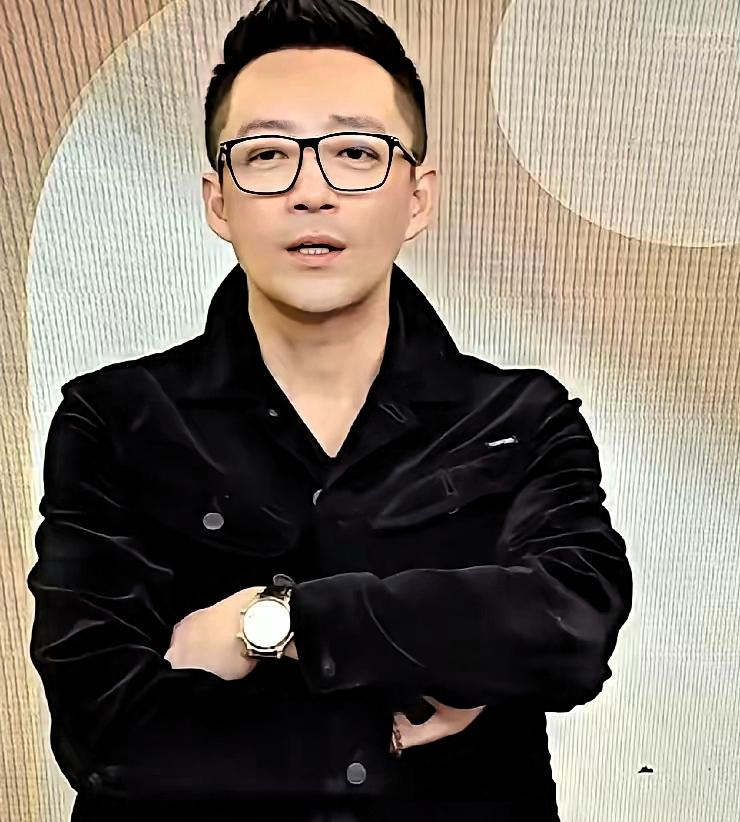 他的人生,大家都在看,都在想.
他总被大家看,压力实在大,说点什么话,都会被议论