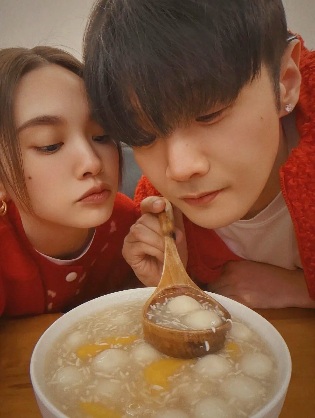 李荣浩亲吻杨丞琳播放量2亿 李荣浩陪杨丞琳过42岁生日 ，同框合照氛围感拉满，乐