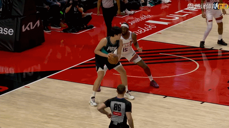 小杨连续两次进攻打进并送出一记妙传。就是这样，把握住机会，慢慢来 