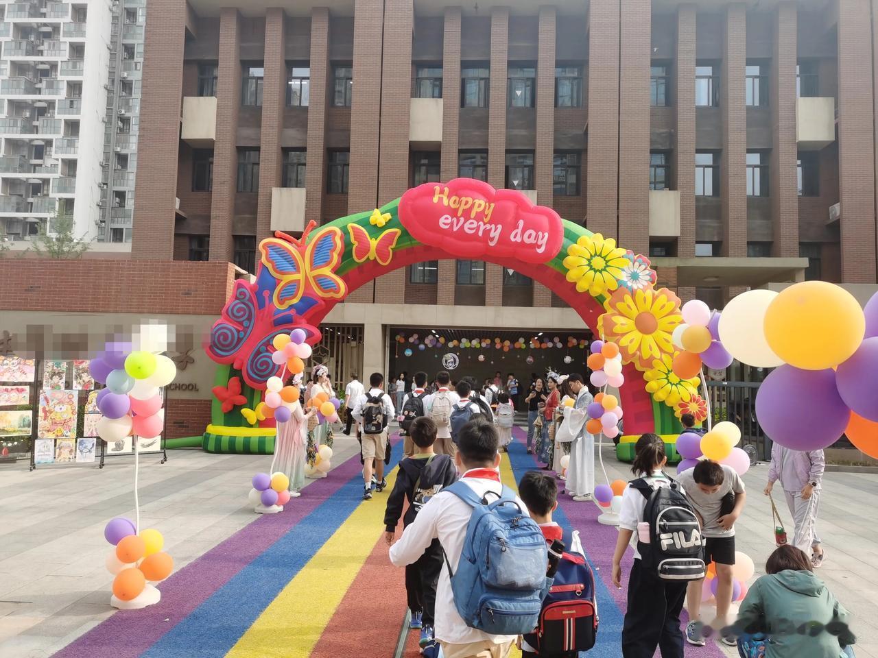 郑州的小学真拼啊，不知道的还以为哪个商场开业了呢！早上送孩子上学，还没有走到学校