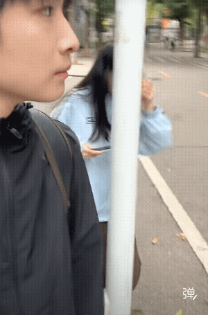 哈哈，好可爱的一对小情侣，其实一对着那个眼神，我就绷不住了！[大笑]