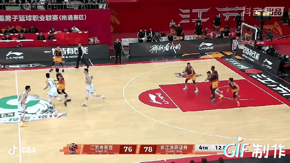 中国男篮后卫线的格局正在发生变化。
庞峥麟这次长途奔袭，连过朱俊龙和胡金秋后，上