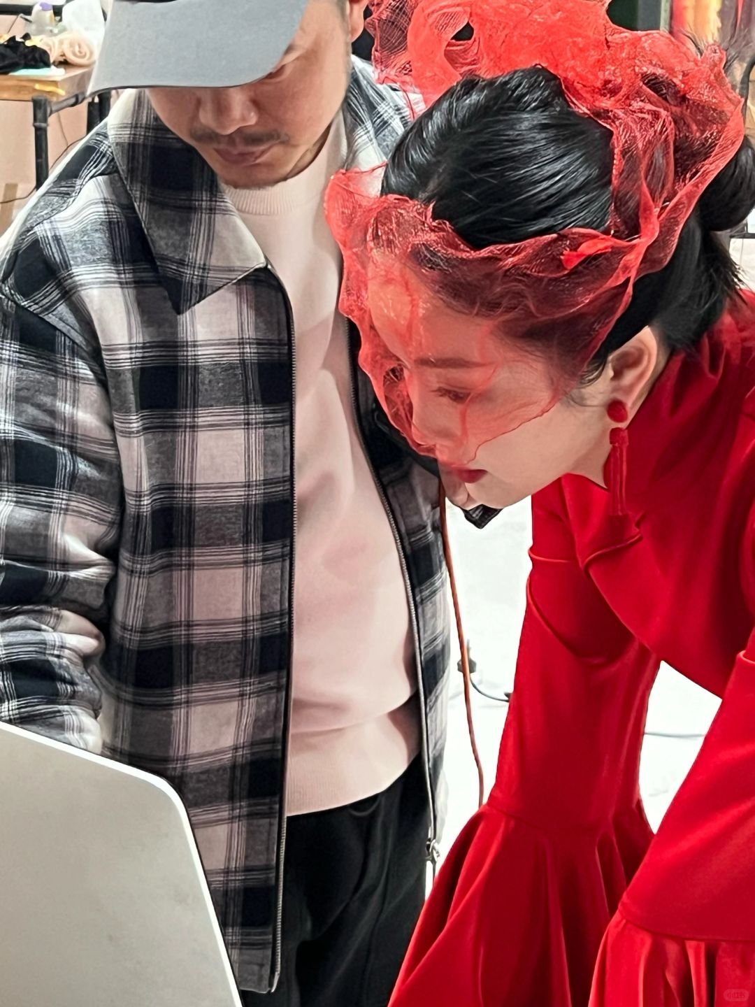 片场穿着旗袍盯片的小王