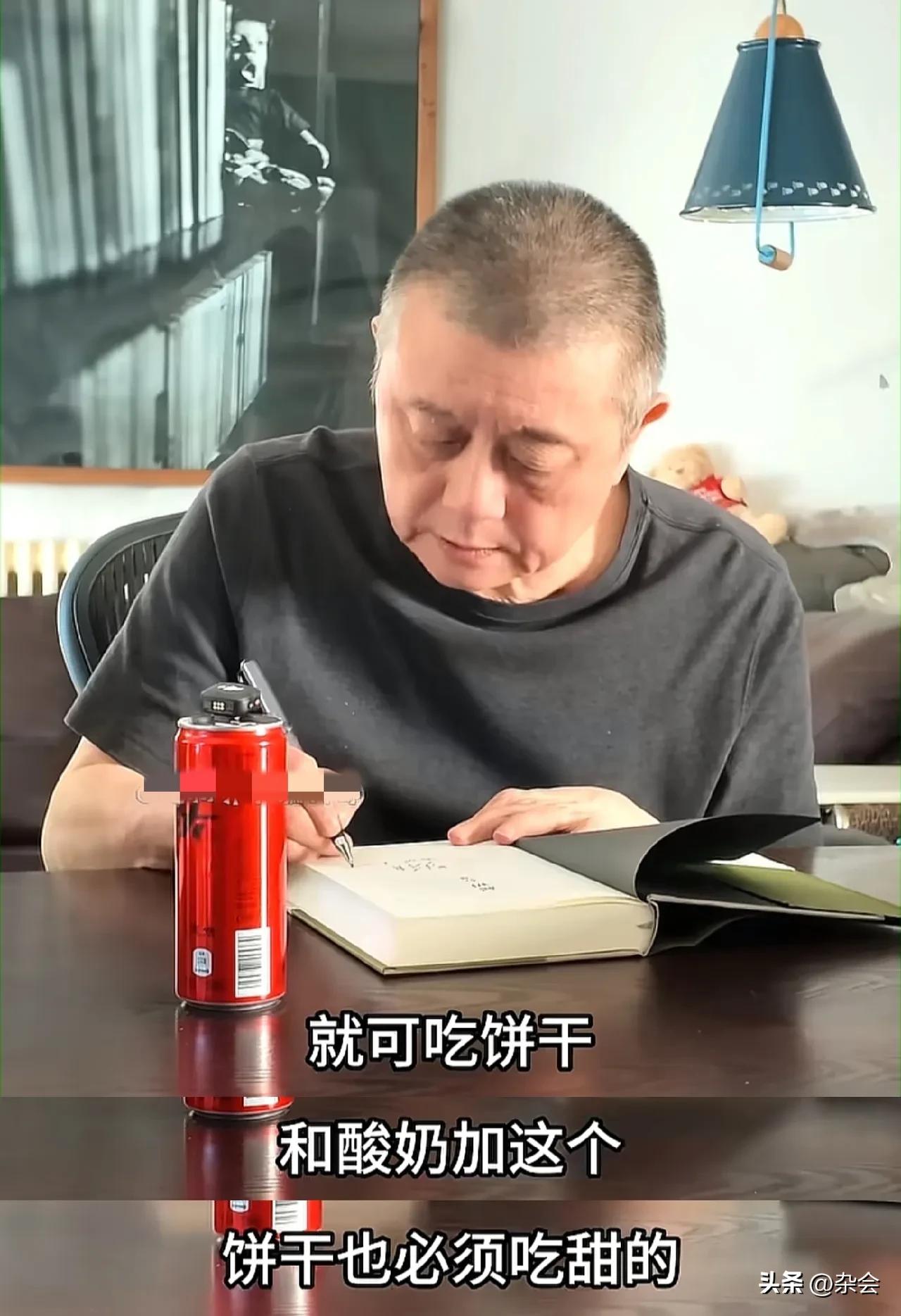 看到67岁王朔的近况，真是让人感慨又揪心。
他自曝一身的毛病：失眠、痛风、眼疾加