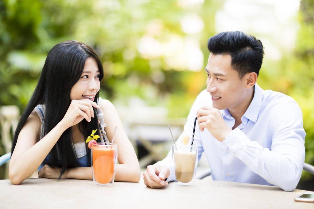 现在一些男同胞见到女人就急了，这不对。要认清婚恋市场的规律：男人年龄大不是问题，